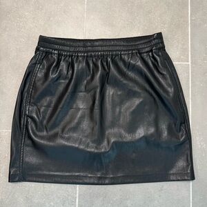 Aritzia Babaton black faux leather skirt with pockets